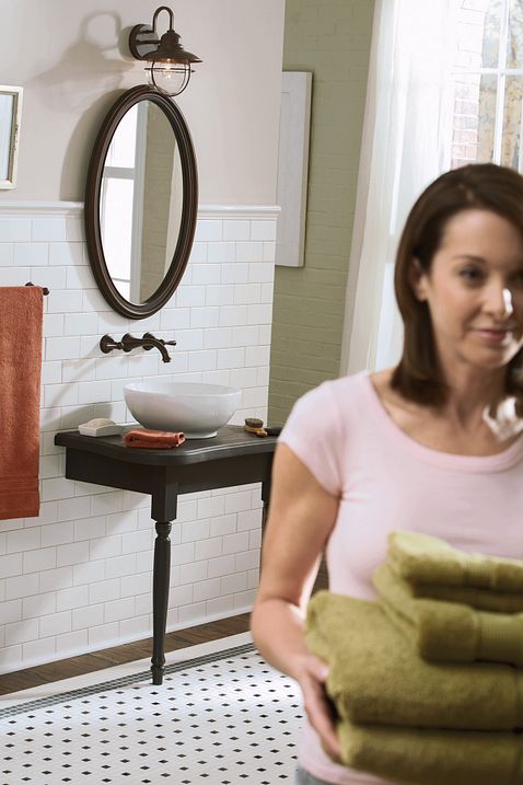 Llave de dos manerales empotrable a la pared, con acabado en bronce