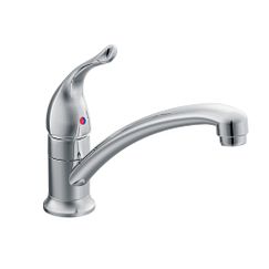 Llave con acabado en cromo, arco bajo y un maneral para cocina