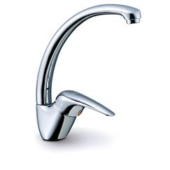 Llave con acabado en cromo, arco alto y un maneral para cocina