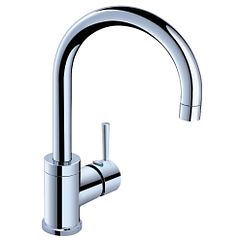 Llave con acabado en cromo, arco alto y un maneral para cocina